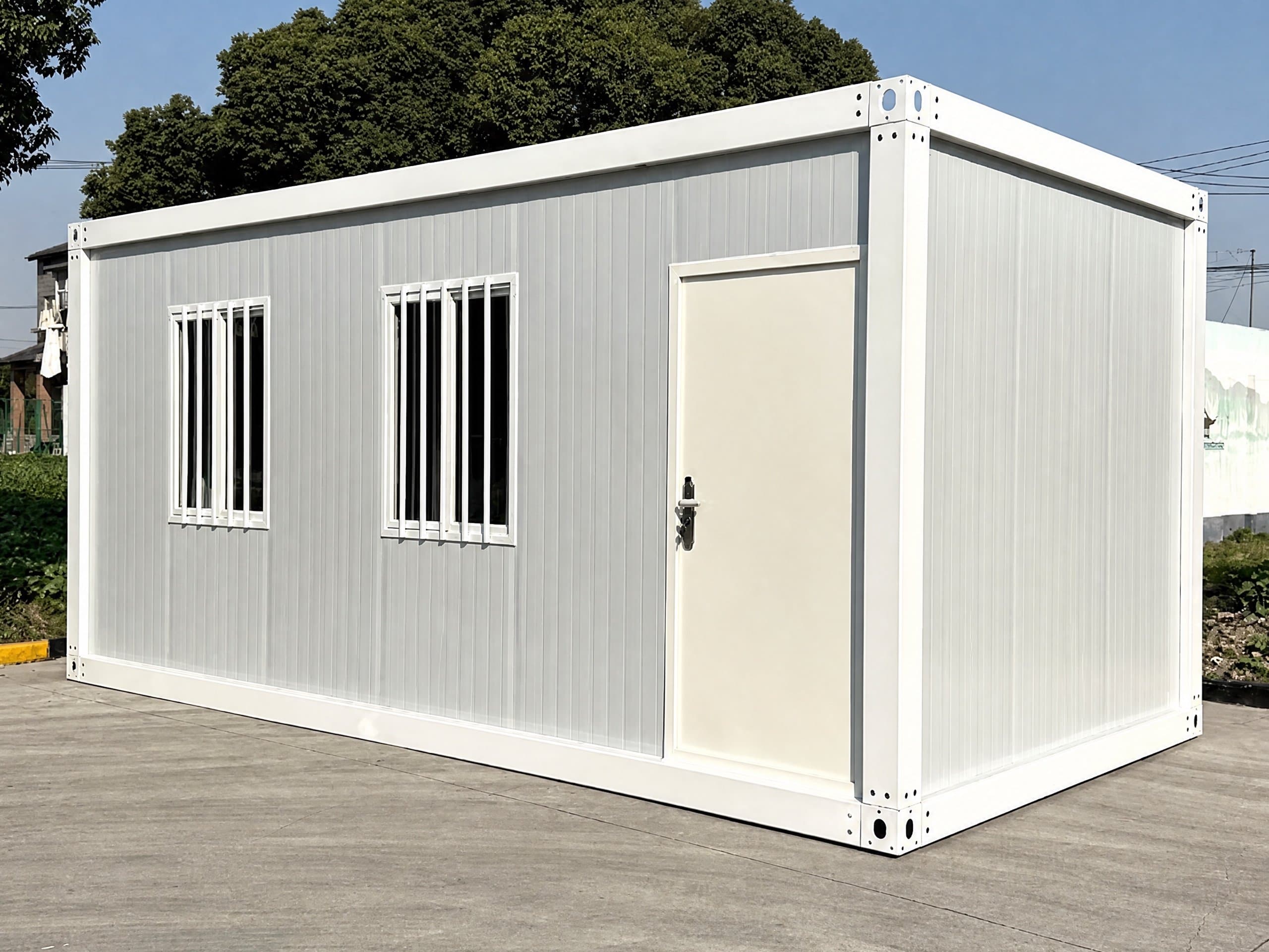 Nhà container lắp ghép — mặt tiền hai cửa sổ và một cửa đi